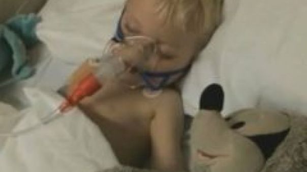 Şi-au botezat copilul înainte de a-l deconecta de la aparate. După aceea, o minune s-a întâmplat