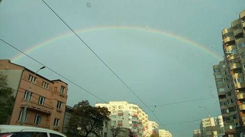 Curcubeu pe cerul Bucureștiului. Facebook-ul, invadat de imagini cu el