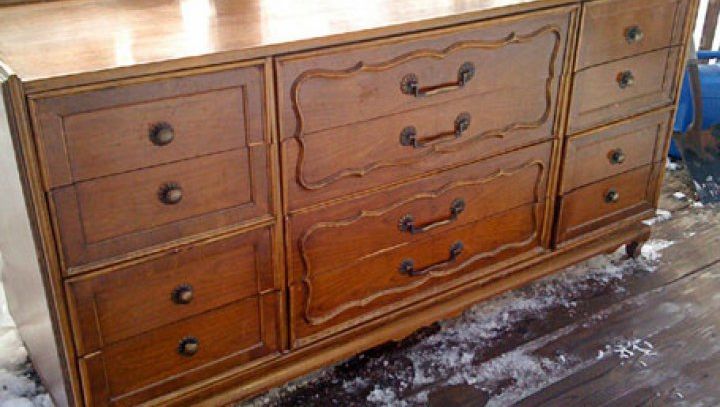 A cumpărat un dulap de la târgul de vechituri. Când a deschis sertarele s-a cutremurat