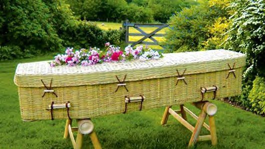 Se pregăteau să închidă sicriul. Moarta a întors capul ciudat, a privit fix fetele și a spus asta