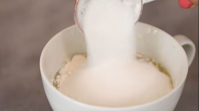 Toarnă făină în cafeaua de dimineață. După câteva minute, surpriză