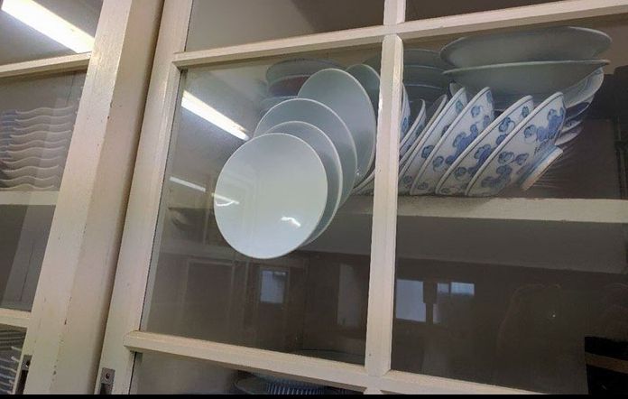 Problema unei mame, virală pe internet! Cum deschizi ușa dulapului fără să spargi farfuriile?