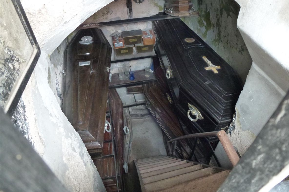 Și-au îngropat fiica și au plecat. Apoi au auzit vestea. „Din cavou se aud tipete”. Ce a urmat