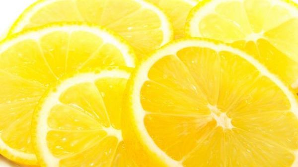 De ce să dormi cu o felie de lămâie lângă pat
