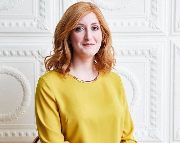 Adevărul crunt din spatele acestei fotografii! Cum arată femeia din imagine fără perucă?