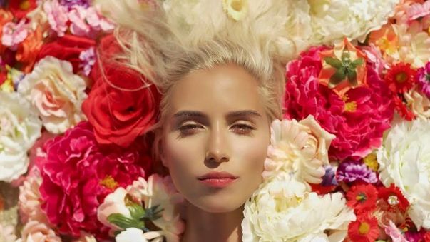 Trandafirul zodiacului: e frumoasă, dar înţeapă! Ea e cea mai irezistibilă femeie. Cum o cucereşti