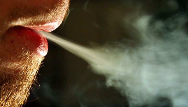 Stătea în pat şi fuma. La un moment dat, ceva incredibil s-a întâmplat: "E neobişnuit!"