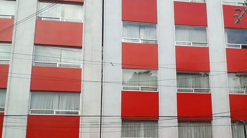 S-au cazat la hotel. În timpul nopţii au simţit un miros ciudat.Când s-au uitat sub pat, au înlemnit