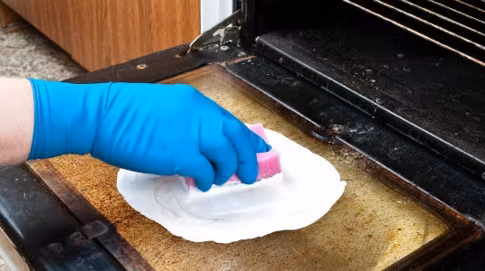 Geamul de la cuptor se curăţă rapid cu aceste două ingrediente din bucătărie!