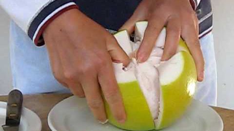 Cum se curăţă corect un POMELO