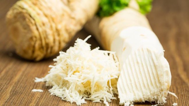 A amestecat o lingură de hrean cu țuică. După 5 zile a scăpat de o problemă foarte dureroasă