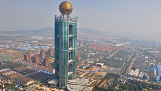 Cel mai ciudat sat din China: Are un zgârie-nori în care încap toți locuitorii