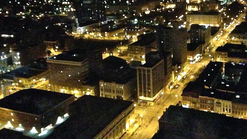 Băiatul care livrează pizza, atacat de patru bărbaţi. Când l-au recunoscut, era prea târziu!