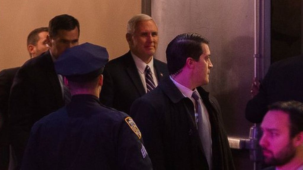 Vicepreşedintele Sua, Mike Pence, huiduit la musicalul Hamilton. Actorii i-au trimis un mesaj