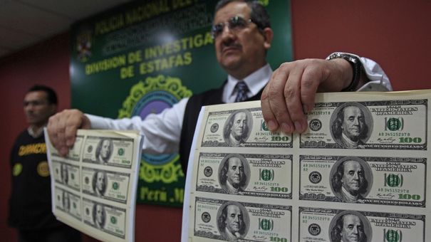 Dolarul, lovit puternic de uragane și de tensiunile dintre SUA și Coreea de Nord 