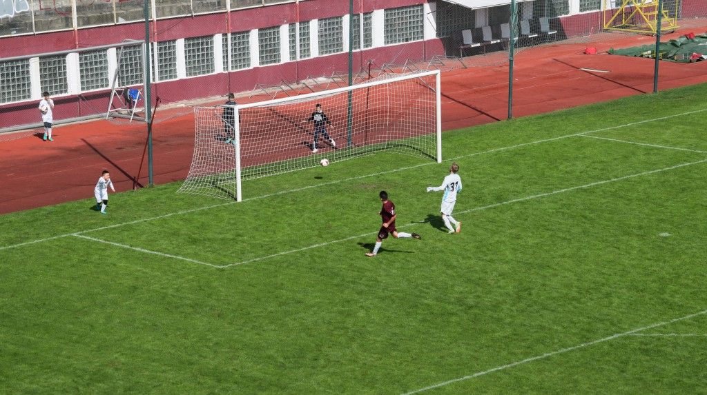 Incidente la meciul dintre  AFC Rapid şi SSC Băneasa. 10 echipaje de poliţie au intervenit pe teren