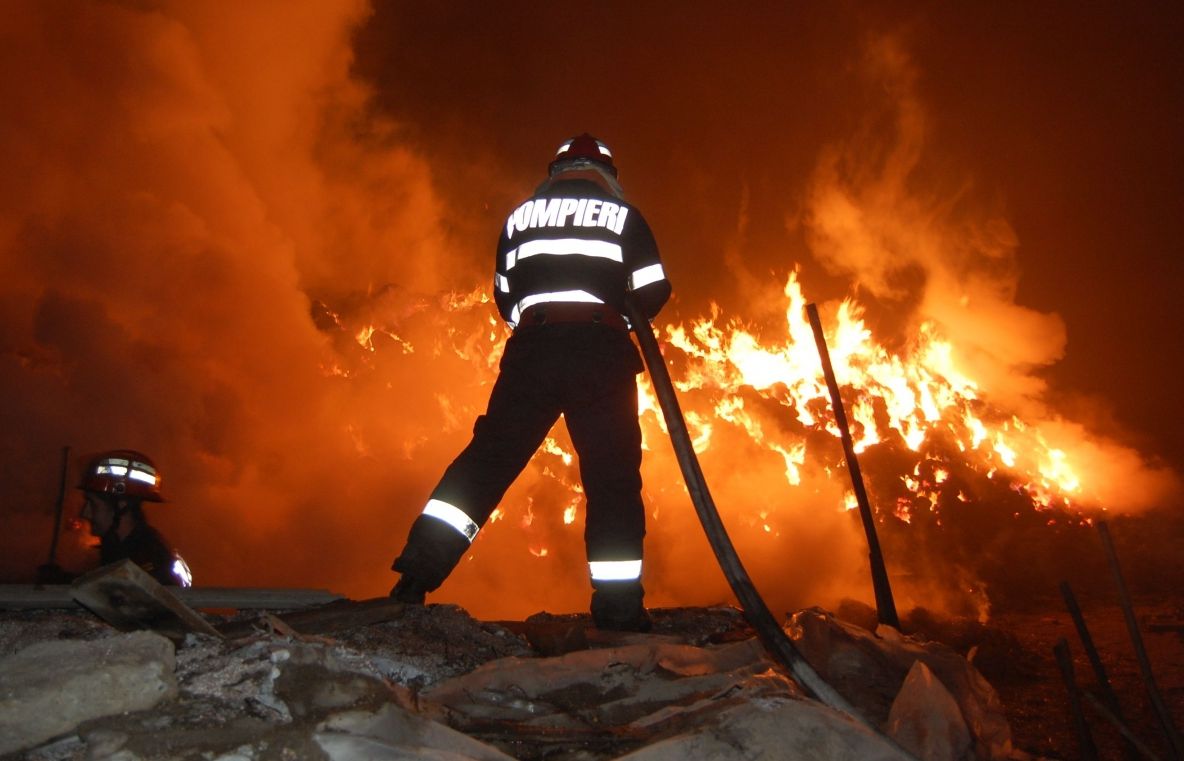 Trei persoane transportate la spital după un incendiu ce a afectat mai multe barăci din Cluj