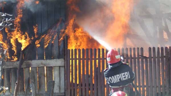 Caz ŞOCANT în Timiş! O fetiţă de un an şi două luni, la un pas să ardă de vie în casă 
