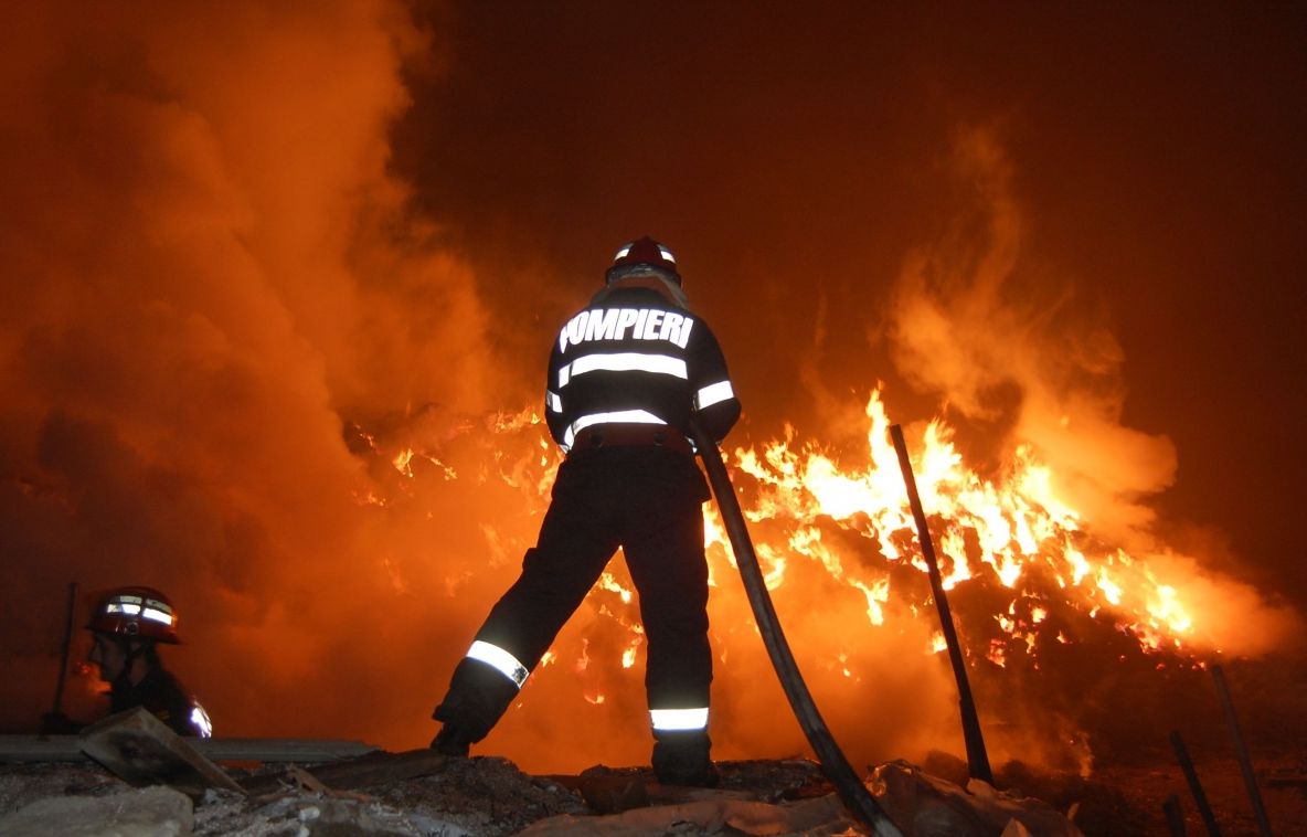 Incendiu la o hală de producţie din Arad. Un muncitor a fost rănit 