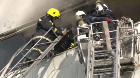 Încendiu de proporţii la Chişinău. Un pompier a murit. Alţi doi, internaţi în spital