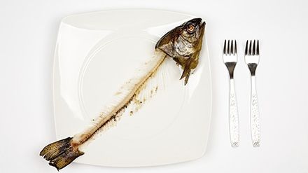 Ce să faci când îţi rămâne un os de peşte în gât