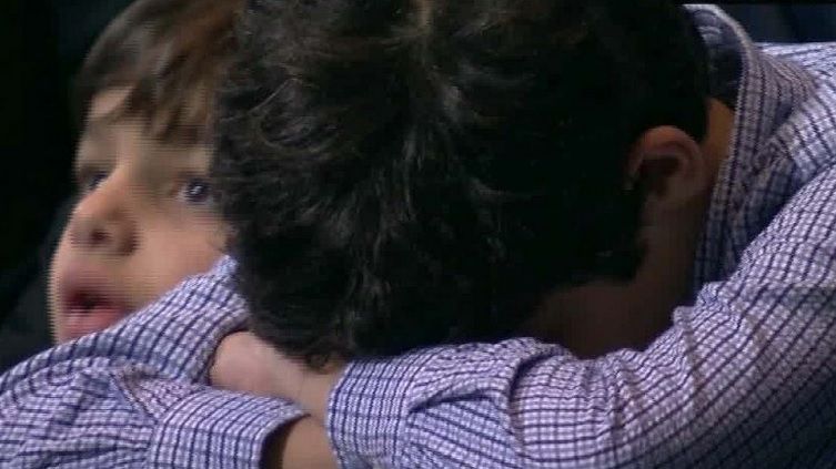 Oameni în lacrimi părăsesc sediul de campanie al lui Hillary Clinton