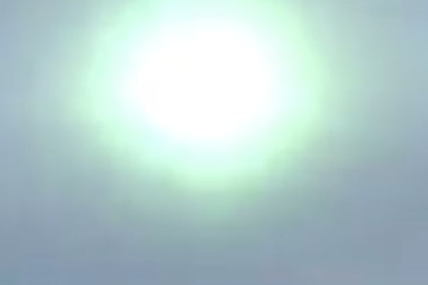 O bilă verde, luminoasă, a apărut pe cer. Nimeni nu știe ce este, dar imaginile sunt spectaculoase