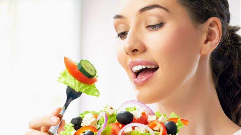 Cel mai simplu test de personalitate. Felul în care mănânci îți spune ce cred alții despre tine