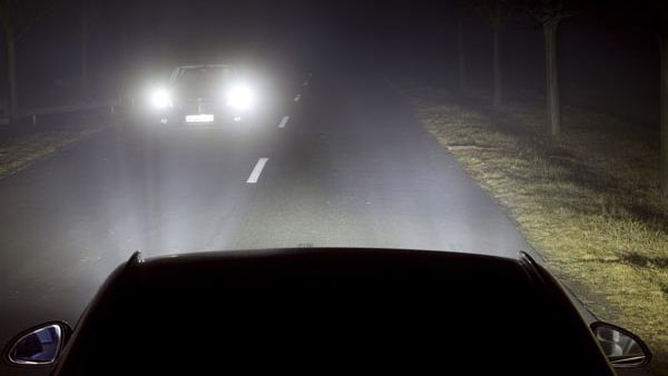 AMENZI pentru șoferii care îi orbesc cu faza lungă pe participanții la trafic