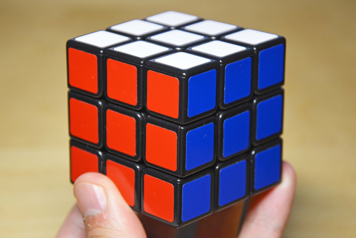 Un robot a reușit să rezolve cubul lui Rubik în mai puţin de o secundă