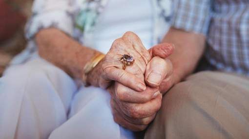 La 80 de ani a îmbrăcat pentru prima dată rochia de mireasă 