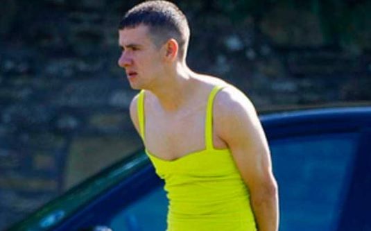 A venit la înmormântare în cea mai scurtă rochie pe care a găsit-o! Când vei afla de ce, vei plânge