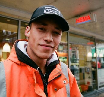 Lucrează muncitor în construcţii, dar femeile se îndrăgostesc pe loc de el