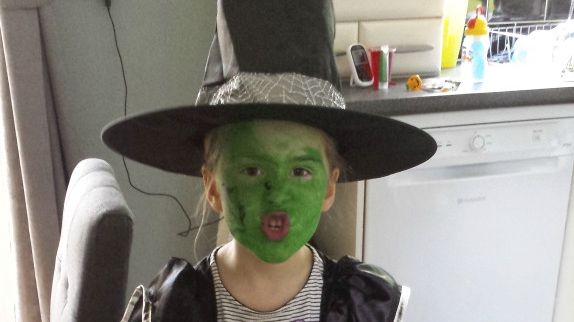 Furia unei mame după ce fetiţa sa s-a costumat, de Halloween, la şcoală - "Aşa a rămas!"