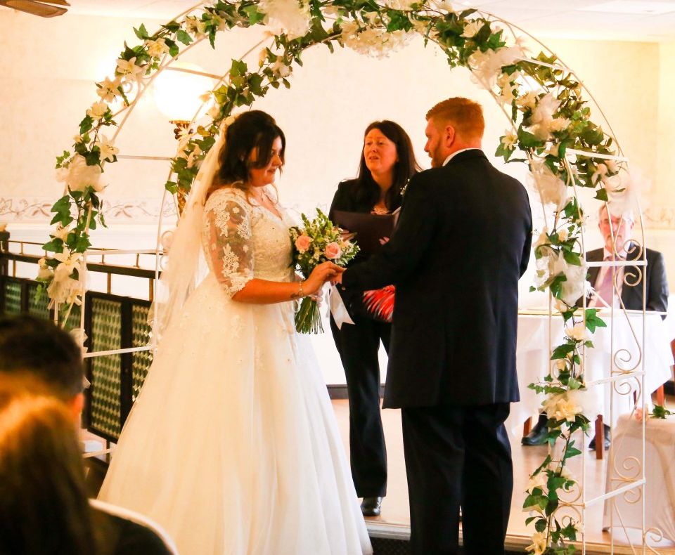 Mirele şi mireasa, surprinşi într-un moment intim, la nuntă. Explicaţia lor: "Nu e ce credeţi!"