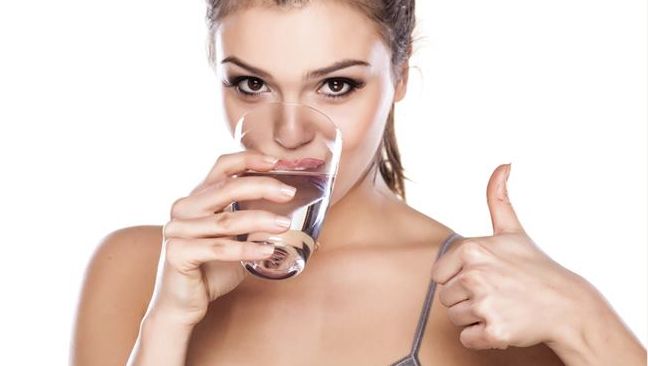 Nu mai bea apă când stai în picioare. Motivul te va uimi