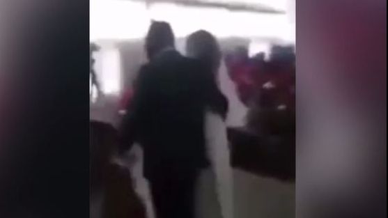 La nuntă, ușile s-au deschis și a intrat o femeie. Când a auzit ce-a spus, mireasa a leșinat