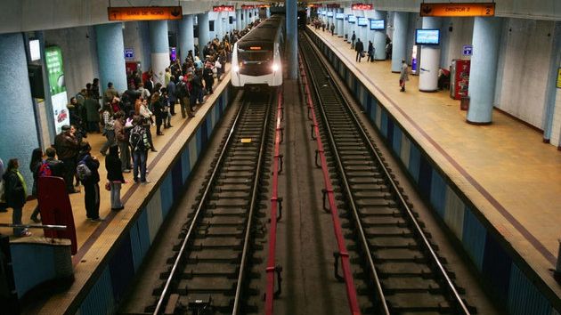 Un nou incident la metrou. O garnitură cu zeci de călători, BLOCATĂ în subteran