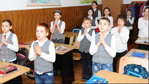 Un profesor de religie din Vrancea a bătut un elev până l-a băgat în spital. Altul, lovit cu Biblia