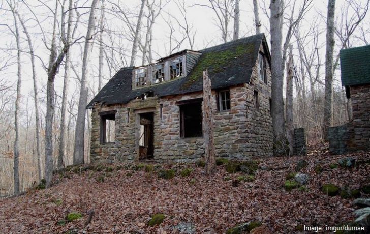 A găsit o casă părăsită, a intrat în ea şi, câteva secunde mai târziu, a regretat AMARNIC. Era...