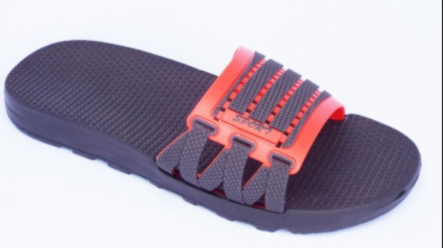 O femeie riscă să făcă cinci ani de închisoare pentru că a aruncat cu un papuc în fiul său 