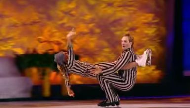 Spectacol bizar la Moscova. Soţia purtătorului de cuvânt al lui Putin patinează în uniformă de lagăr