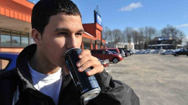 A băut în fiecare zi 4-5 cutii de suc energizant. După o lună, ŞOC. Medicii s-au crucit...