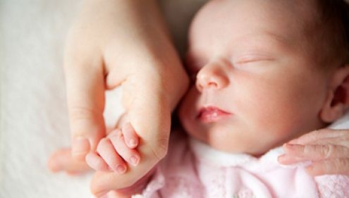 O femeie din România a născut de două ori în acelaşi an, la diferenţă mică. Se întâmplă la Bacău