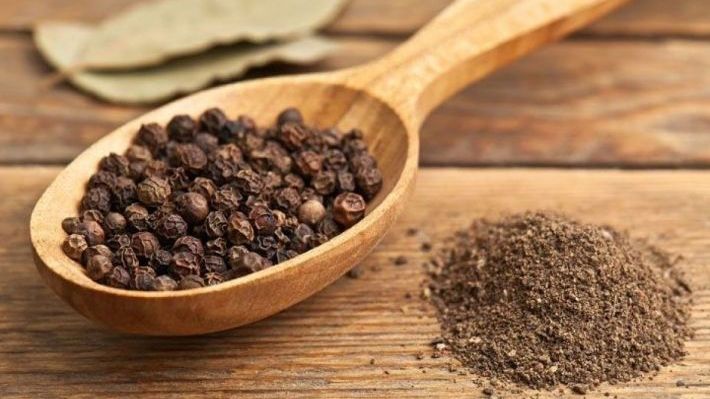 Cum îţi dai seama dacă piperul negru pe care-l cumperi e falsificat. E un test foarte simplu!