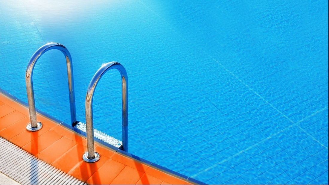 Se relaxau în piscina unui hotel de lux. Când au văzut ce era pe fundul apei, au încremenit