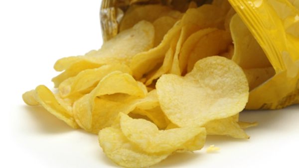Otravă la pungă! Ce conţin, de fapt, chipsurile din comerţ. Analiza ŞOC a specialiştilor!