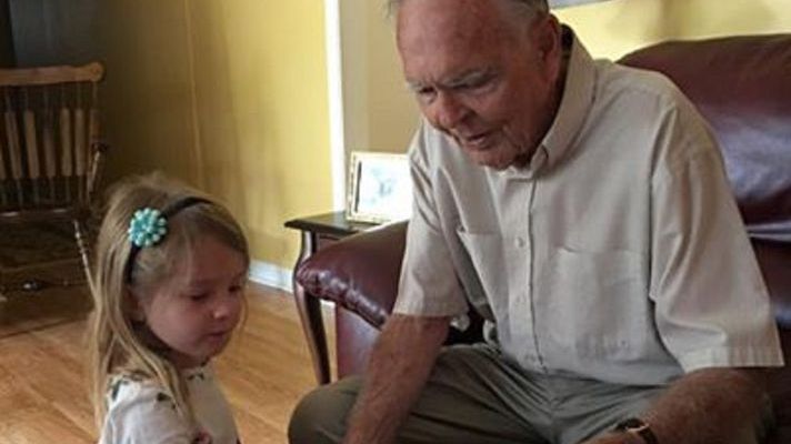 O fetiță s-a împrietenit cu un bătrân la magazin. Ce a urmat a uimit-o pe mama copilei