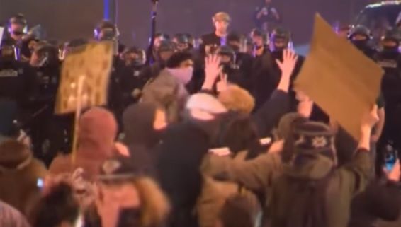 ÎMPUŞCĂTURI în timpul unui protest anti-Trump. Un bărbat a fost rănit