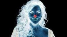 Uită-te la punctul roşu 10 secunde, apoi mută privirea! Ce vezi? 